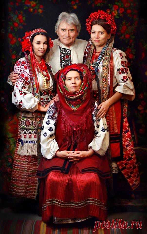 Жінки не ходили з оголеними ногами, грудьми. Але які вони гарні , привабливі і навіть сексуальні!! Тому, що достойні! Як квіти!