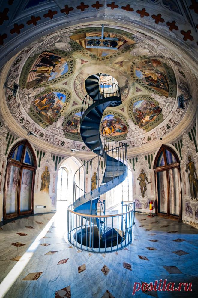 Home / Twitter  В самом сердце Герцогского замка в городе Корильяно Калабро (в Калабрии, Италия) поднимается бирюзово-синяя лестница