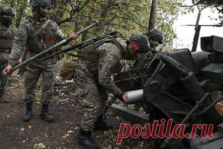 Российские военные отразили девять атак ВСУ на одном направлении. Российские военнослужащие отразили девять атак ВСУ на донецком направлении. По данным Минобороны России, живая сила и техника ВСУ были поражены в районах сел Андреевка и Орехово-Василевка в Донецкой народной республике. За сутки на этом направлении противник потерял до 485 бойцов.