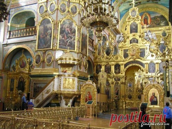 Выдержал осаду турецко-татарского войска. Против воли основательницы монастырь признал унию с Римом и вошёл в чин святого Василия Великого. Василиане активно занимались издательской деятельностью и образованием