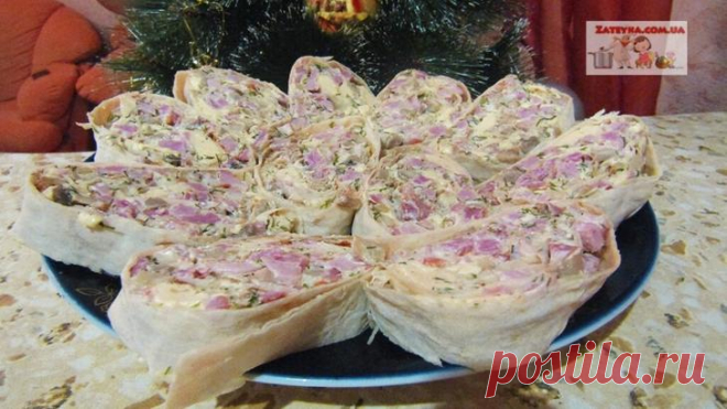 Рулет из лаваша с копченым мясом и грибами