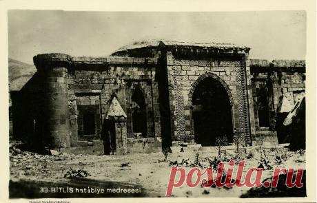 ԲԻԹԼԻՍ
BİTLİS-ի մի քանի լուսանկար Ֆրանսիայի գրադարանում
In pear foto's fan BİTLİS yn'e Frânske bibleteek
A few photos of BİTLİS in the French Library
Несколько фотографий BİTLİS во французской библиотеке
Բաղեշ,Բեթլիս:Բերդաքաղաք է Արևմտյան Հայաստանում, Վանա լճի հարավային կողմում,լճափից 18-20 կմ. հեռավորությամբ, ծովի մակարդակից մոտ 1500-1600մ.բարձրության վրա:Կլիման ցամաքային է`բավական շոգ ամառներով և զգալի ցուրտ ու տևական ձմեռներով:Աղձնիք աշխարհի Սալնոձոր գավառի կենտրոնն էր: