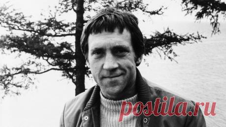 Песни Владимира Высоцкого, перепетые другими исполнителями. Песни Владимира Высоцкого, перепетые другими исполнителями. Песни Владимира Высоцкого невозможно списать в архив, хотя с момента их появления прошли десятилетия. Впервые они были спеты так пронзительно, что исполнить со сцены их решится не каждый. Но это песни, которые хочется петь. У костра, в компании друзей, и все же вынести свою версию на суд зрителей.