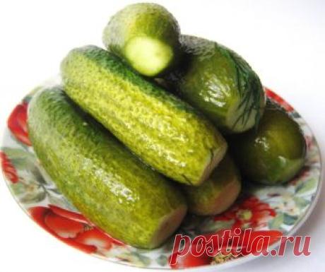 ОЧЕНЬ,ОЧЕНЬ ВКУСНЫЕ ОГУРЧИКИ))))) (Всем советую))))) 
на 1 литр воды: 

4 ст.л. сахара (без горки!!) 

1 ст.л. соли (с горкой!!) 
100 г уксуса!! 
способ приготовления: 

В каждую(литровую)банку: 

1 лист хрена 
1 зуб. чеснока 
1 лист лавр. листа 
1 зонт. укропа 
2-3 шт. перца горошком 

Заливать кипятком 2 раза - сливать в раковину.... 
На 3-й раз залить расолом......закатать и под шубу....)))