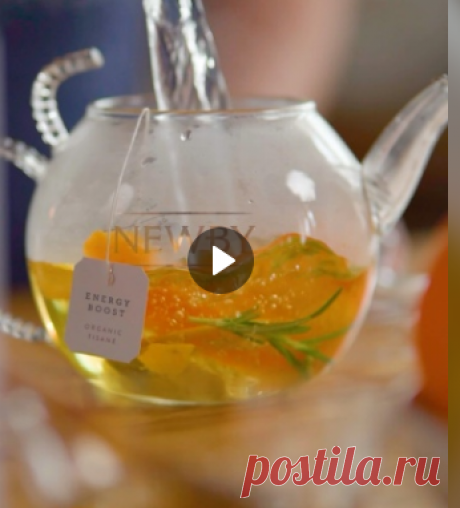 «Едим Дома» с Юлией Высоцкой!
Весенний чай с апельсином и розмарином
- чай Newby «Энерджи Буст» — 1 пакетик
- вода — 1 л
- апельсин — 1 шт.
- розмарин — 2 веточки
- мед — по вкусу