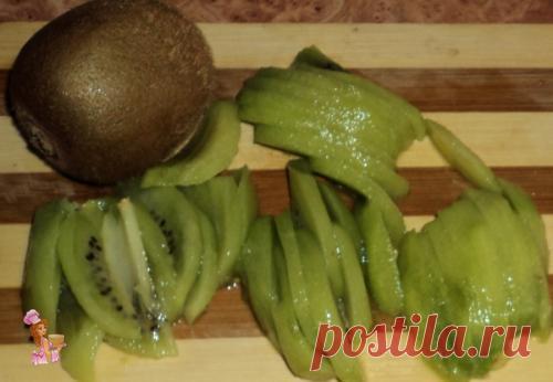 Зефирно-творожный торт с киви без выпечки
 Обожаю готовить такие тортики без выпечки - тут вволю можно пофантазировать,добавить новые ингредиенты,ягоды или фрукты и как-то по особенному украсить,конечно если есть много времени.Его то как раз,впрочем как всегда , и не хватает.Особенно вкусен такой торт если в нем есть клубника, ананас, банан или малина. Зефирный торт получается легким, воздушным и очень -очень вкусным. Его внешний вид приятно удивляет и покоряет с первого в...