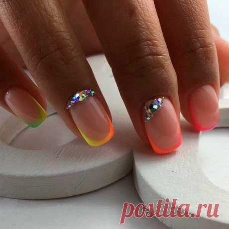 Разноцветный французский маникюр