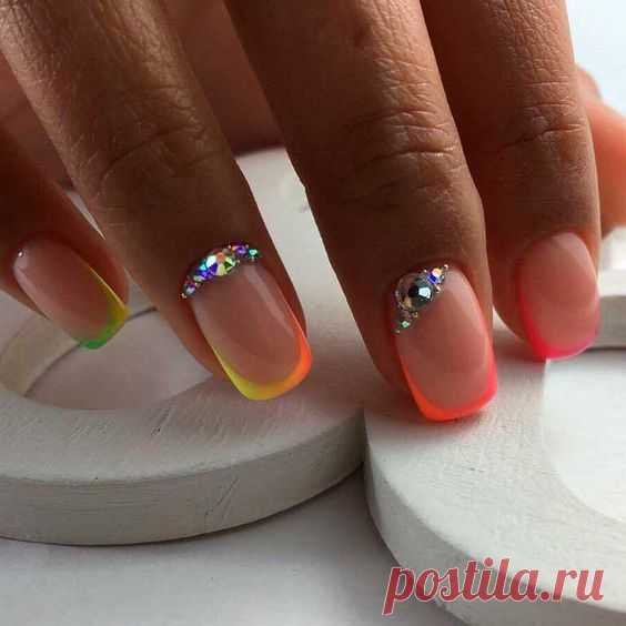 Разноцветный французский маникюр