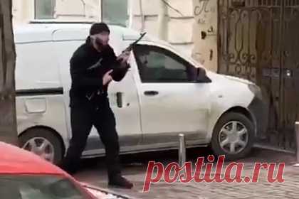 Стрельба в центре Киева попала на видео. Стрельба у здания Главного управления Службы безопасности Украины (СБУ) в Киеве попала на видео. На кадрах видно, как словесная перепалка между неизвестным мужчиной, вооруженным карабином, и представителями движения «Украинский стяг» заканчивается тем, что мужчина стреляет в воздух.
