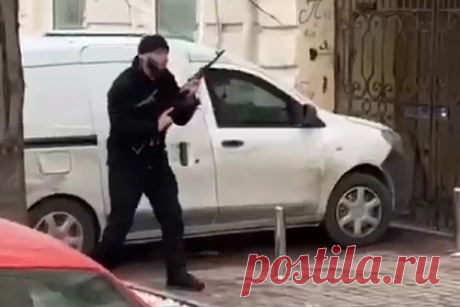 Стрельба в центре Киева попала на видео. Стрельба у здания Главного управления Службы безопасности Украины (СБУ) в Киеве попала на видео. На кадрах видно, как словесная перепалка между неизвестным мужчиной, вооруженным карабином, и представителями движения «Украинский стяг» заканчивается тем, что мужчина стреляет в воздух.