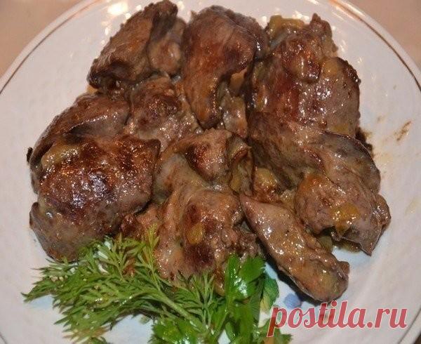 Самый вкусный рецепт печени! Печень получается мягкой, сочной, нежной!
ИНГРЕДИЕНТЫ
600 г говяжьей печени
1 яйцо
3 зубчика чеснока
1 ч. л. сахара
1 ч. л. соли (без горки)
0,5 ч. л. соды
1 луковица
масло растительное для жарки
мука кукурузная для панировки
 
ПРИГОТОВЛЕНИЕ
Печень вымой, обсуши, удали пленку и нарежь крупными кусочками.
Приготовь маринад: в миске взбей яйцо с солью, сахаром, содой и чесноком, пропущенным через пресс. Залей полученной смесью кусочки печени и ос...