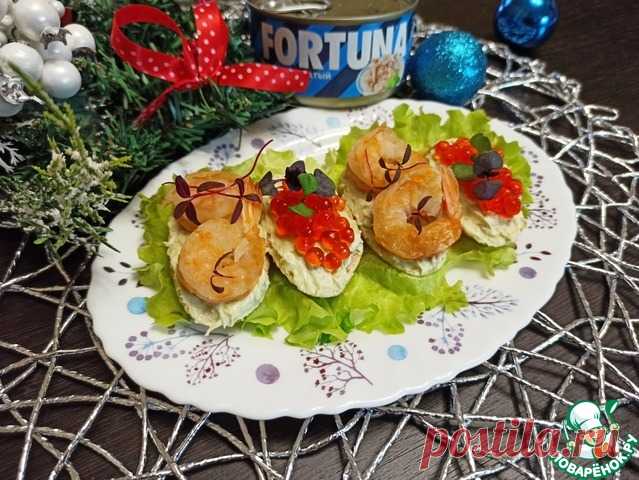 Тосты с авокадо-тунцовым паштетом и креветками. Очень вкусный паштет из авокадо, тунца FORTUNA и зелёного лука с мягким сливочным вкусом. Идеальное сочетание: ломтик багета, нежный паштет и креветки с красной икрой. Очень красиво, вкусно и по-новогоднему!