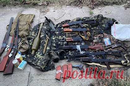 В заброшенном доме в Запорожской области нашли оружейный склад. В Запорожской области сотрудники полиции обнаружили оружейный схрон в одном из заброшенных домовладений. Здание находится в селе Константиновка. При осмотре в подвале здания обнаружили арсенал, состоящий из шести автоматов Калашникова, трех охотничьих ружей и пистолета Макарова.