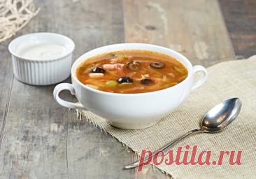 Солянка мясная Ингредиенты:Говядина – 500 грЛук – 3 штСоленые огурцы – 3 штСосиски – 2 штСардельки – 2 штКопченая колбаса – 5 кусочковЛимонМаслиныСоль – по вкусу Приготовление: Мясо вымыть, залить 1,5-2 л воды и сварить бульон. Лук порезать кубиками и обжарить в растительном масле. Мясо вынуть из...