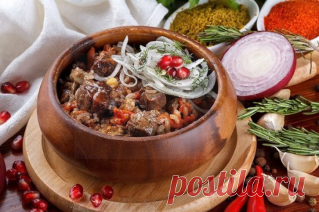 Горшочки с мясом, фасолью и грибами
Ингредиенты
500 г говядины (свинины, баранины)
200 г фасоли
300 г помидоров
300 г грибов
200 г болгарского перца
150 г лука
соль
перец
растительное масло
Приготовление
Если Вы не любите фасоль, можно ее не добавлять.
Вместо маленьких горшочков можно использовать форму для запекания с крышкой, объемом около 2.5 л.
Из указанного количества ингредиентов получается 5 средних горшочков, объемом 500 мл.
При подаче посыпьте зеленью - петрушкой, укропом, или зеленым л
