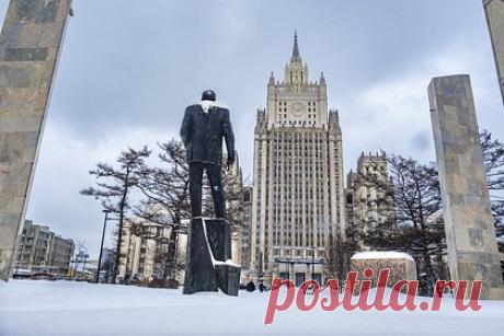 МИД России предупредил о разногласиях в повестке G20 из-за Запада. Включение с подачи Запада в повестку саммита глав МИД стран «Группы двадцати» (G20) непрофильных проблем, в том числе темы Украины, деструктивно и множит разногласия «и отдаляет наш форум от востребованных достижений в сфере его компетенции», предупредило Министерство иностранных дел России.