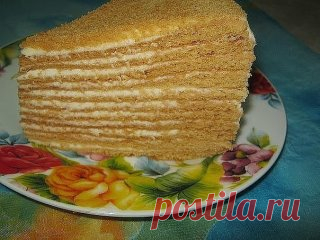 ТОРТ Рыжик.                                                                                                               
3 яйца..
150гр. сливочного масла...
1 стакан сахара...2ч.л.соды...
2 ст.л.мёду..
муки  3..4..стакана.тесто должно быть мягким.                                                                   
крем: 250 гр. слив.масла...1 стакан сахара..400гр. сметаны(а можно и больше..вкуснее будет;-)-взбить)              
Масло растопить и растереть с сахаром....добавить соду..мёд...вскип