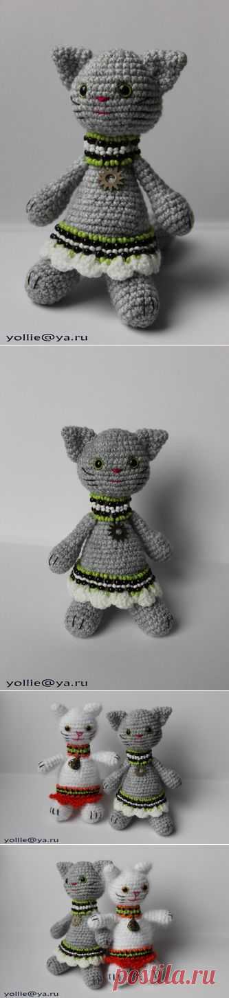 Кошечка в этническом костюме.