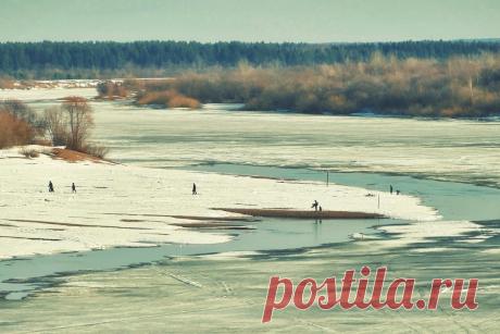 На Вятке начался ледоход
На реке Вятке в районе Вятских Полян начался ледоход. По информации кировского ЦГМС, на северо-востоке Кировской области реки всё ещё сохраняют зимний режим, как и река Пижма. На льду появляются полыньи и закраины. На реке Кобре лёд тает на месте, на Чепце, Великой и в верховьях Моломы идёт подвижка. На реках Юге, Вое, Большой Кокшаге, […]
Читай дальше на сайте. Жми подробнее ➡