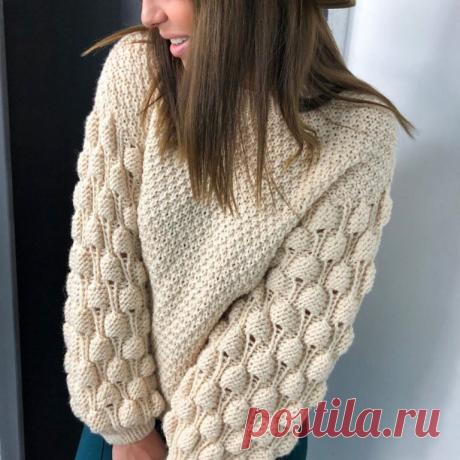 Свитер с узором на рукавах