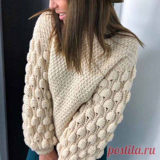 Свитер с узором на рукавах