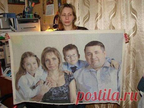 Женщина полтора года вышивала крестиком свою семью. Более трехсот тысяч крестиков. Она заслуживает миллион лайков!