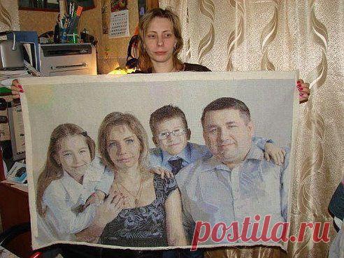 Женщина полтора года вышивала крестиком свою семью. Более трехсот тысяч крестиков. Она заслуживает миллион лайков!