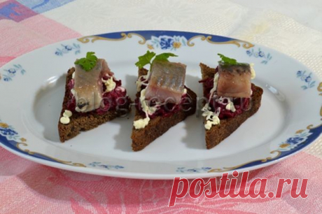 Бутерброды с селедкой на черном хлебе (со свеклой, горчицей, яйцом) Бутерброды пикантные с селедкой. Четыре рецепта приготовления закуски на черном хлебе - намазки, наполнители, украшение.