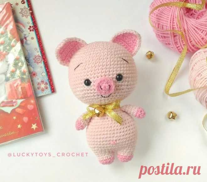 Милый поросёнок (Вязание крючком) Поросёнок, маленький Хрю! Автор Виктория Митрофанова Ноги (2 шт) Ярко розовым цветом 1 ряд: 6 сбн в кольцо амигуруми 2 ряд: пр*6 раз (12) 3 ряд: 12 сбн Меняем цвет на светло розовый 4 ряд: 12 сбн 5…
