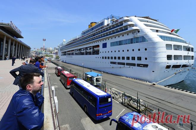 ВЛАДИВОСТОК, 18 мая. /Корр. ТАСС Марина Шатилова/. Один из крупнейших в мире туристических лайнеров Costa Victoria впервые посетил в среду Владивосток. На его борту более 2 тыс. туристов, преимущественно из стран Азиатско-Тихоокеанского региона, сообщили корреспонденту ТАСС пресс-службе администрации Владивостока. 
Подробнее на ТАСС: http://tass.ru/obschestvo/3290464  |  ТАСС: Общество - Один из самых больших в мире лайнеров впервые посетил Владивосток