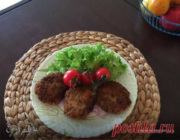 Куриные котлеты с брокколи -
куриные грудки-2 шт.
брокколи свежая-100 морковь-1 шт.
лук красный-1 шт.
чеснок-1 зубчик
петрушка зелень-5 веточек
укроп свежий-3 веточки
кинза свежая-2 веточки
соль-по вкусу
перец черный молотый-по вкусу
яйца куриные-1 шт.
сухари панировочные-50 г