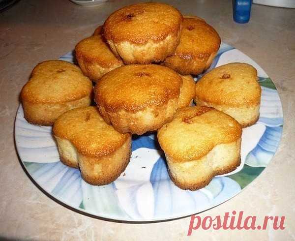 Пышные, воздушные и вкусные манные кексы - проще рецепта не найти 

Ингредиенты: 
- 1 стакан манной крупы 
- 1 стакан кефира 
- 1 яйцо 
- сода 
- 1 стакан сахара 
- 1 стакан муки 

Приготовление:
Стакан манной крупы залить стаканом кефира, дать настояться минут 40. 
Затем добавить 1 яйцо, размешать. 

Добавить половину чайной ложки соды (загасить уксусом), теперь отправить туда 1 стакан сахара и 1 стакан муки. 

Эту смесь хорошенько вымешать (блендером), нагреваем духовку ...