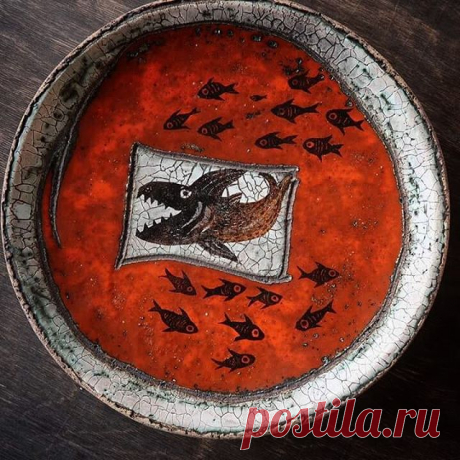 Большое декоративное блюдо "Хищная рыба":), диаметр 29 см, #левисирин #авторскаякерамика #декоративнаякерамика #блюдо #алый #подарок #хищник #рыба #ceramic #ceramicart #настену #настол #кракле #пожар #новыйгод #декабрь #ручнаяработа
