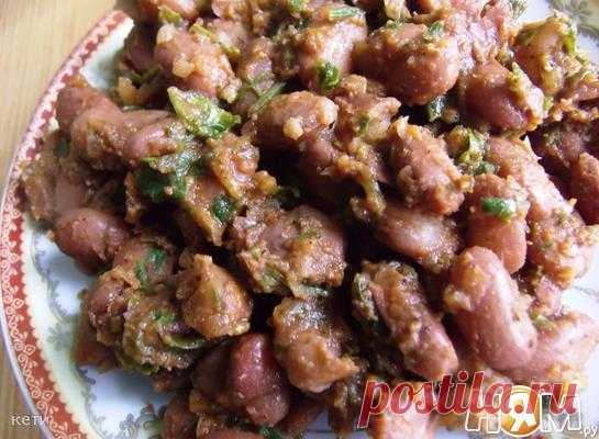 Красная фасоль с томатом 

Ингредиенты:
фасоль красная	500 г
лук репчатый	2 шт
томатная паста	2 ст. л.
зелень кинзы и укропа	1 пуч.
хмели-сунели	по вкусу
кориандр молотый	по вкусу
молотый шафран	по вкусу
перец острый молотый	по вкусу
соль	по вкусу
масло растительное	3 ст. л.
отвар фасоли	2 стак.