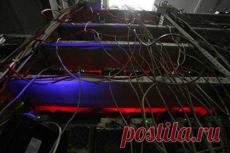 Россиянин украл майнинговое оборудование на 10 миллионов рублей и получил срок. В Красноярске суд приговорил местного жителя к пяти годам колонии общего режима за кражу майнингового оборудования на сумму более десяти миллионов рублей. Следствие и суд установили, что с ноября 2021 года по январь 2022 года мужчина похитил из гаражей и офисных помещений 40 единиц оборудования для майнинга.