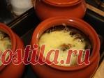 Мясо в горшочке с картофелем и сыром