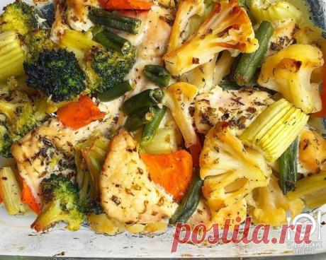 Запеченая курица с овощами
на 100грамм - 83.76 ккалБ/Ж/У - 11.31/2.94/2.67

Ингредиенты:
- куриное филе - 1-2 шт.
- брокколи с/м - пара соцветий
- цветная капуста с/м - пара соцветий
- стручковая фасоль - горсть
- морковь
- сельдерей
- специи, любые на ваш вкус
- оливковое масло
- сметана
- чеснок
За рецепт спасибо группе Диетические рецепты

Приготовление:
1. Предварительно достать фасоль, брокколи и капусту - дать разморозиться и промыть.
2. Нарезать курицу, морковь и се...