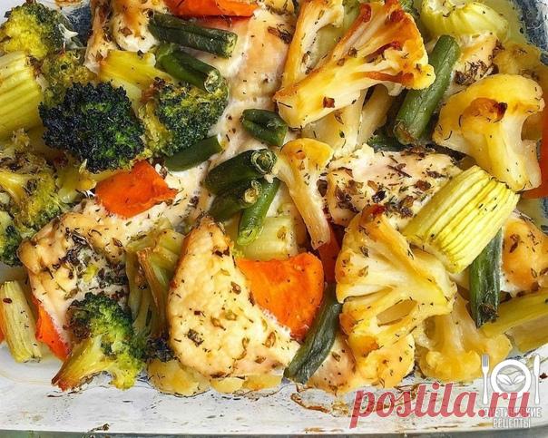 Запеченая курица с овощами
на 100грамм - 83.76 ккалБ/Ж/У - 11.31/2.94/2.67

Ингредиенты:
- куриное филе - 1-2 шт.
- брокколи с/м - пара соцветий
- цветная капуста с/м - пара соцветий
- стручковая фасоль - горсть
- морковь
- сельдерей
- специи, любые на ваш вкус
- оливковое масло
- сметана
- чеснок
За рецепт спасибо группе Диетические рецепты

Приготовление:
1. Предварительно достать фасоль, брокколи и капусту - дать разморозиться и промыть.
2. Нарезать курицу, морковь и се...