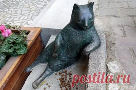 Томбили - звезда интернета. Необычный памятник коту в Стамбуле. Кот по кличке Томбили бродил по улицам Стамбула и совершенно случайно стал звездой Всемирной паутины. Один американский сайт с развлекательной тематикой опубликовал фото животного. Томбили жил в районе Зивербей, на восточном берегу Босфора. Часто он находился в переулке Гулеч, где располагается кафе, возле которого кот любил лежать и наблюдать за происходящим вокруг.