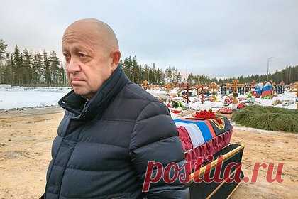 Пригожин прокомментировал просьбу Зеленского к ЦРУ о его убийстве. Основатель и руководитель ЧВК «Вагнер» Евгений Пригожин заявил, что в курсе информации о просьбе президента Украины Владимира Зеленского к ЦРУ о его убийстве. «Это очень хорошая мысль. Согласен, что Пригожина пора ликвидировать. В случае, если ко мне обратятся, я, безусловно, окажу содействие», — отметил глава группы.
