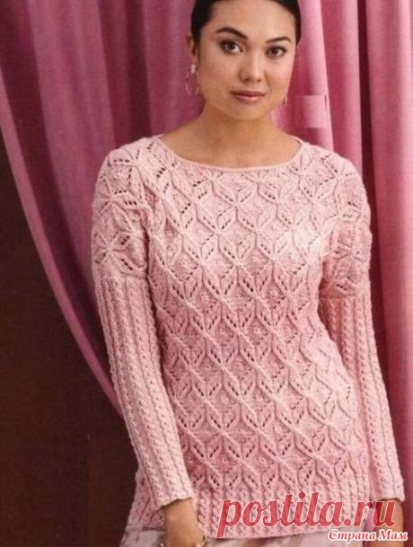Розовый ажурный джемпер Женский ажурный джемпер в винтажном стиле дополнен рисунком из кос на рукавах и по низу.