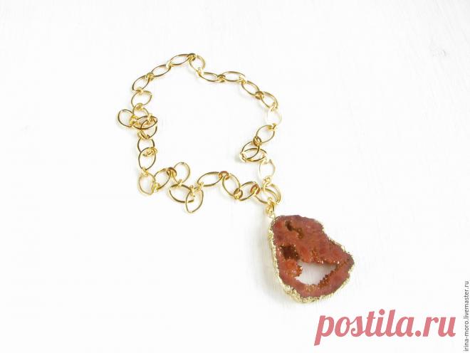 Кулон подвеска "Огонь осени" кулон подвеска из натурального камня (агат с жеодой).
Кулон подвеска "Огонь осени" сделан из красивого агата с жеодой темно-оранжевого цвета с позолоченными краями на позолоченной цепочке высокого качества. 
 Irina Moro. Кулон подвеска Ирина Моро.
Купить Кулон "Огонь осени" позолоченный на цепочке из агата с жеодой в интернет магазине на Ярмарке Мастеров