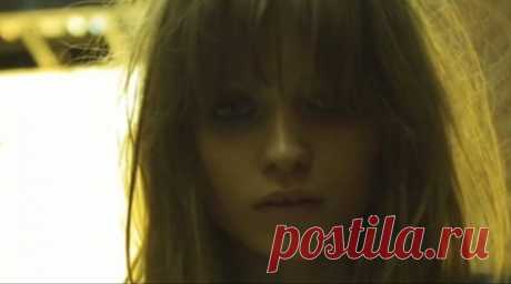 Утром вышла прогуляться. Дошла до подворотни. В арке, пытаясь встать, на карачках стояла какая-то девка и выла....