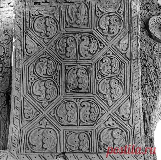 Interior detail showing geometric entrelac of octagons on arch soffit, containing leaf motifs carved in relief | Archnet