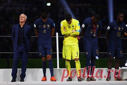 Темнокожие футболисты сборной Франции подверглись травле после поражения на ЧМ. Темнокожие футболисты сборной Франции Кингсли Коман, Орельен Тчуамени и Рандаль Коло-Муани подверглись травле на почве расизма после поражения в финале чемпионата мира-2022. Пользователи стали писать оскорбительные сообщения в социальных сетях игроков и сопровождали их эмодзи с обезьянами и бананами.