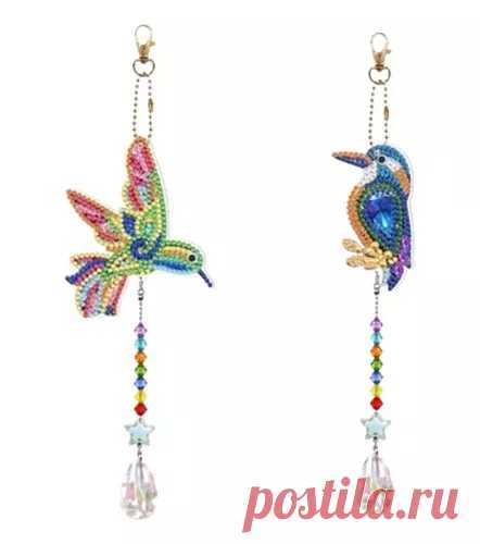 Colgante Atrapasol Pintura Diamante - Pack 2 Pajaros - $ 16.490 !! Somos TELOTENGOEXCLUSIVE !!Características: Pack de 2 colgantes, atrapasol para armar y decorar. Incluye todos los materiales necesario para decorarlo tal cual la imagen de referencia. Material: Acrilico Ideal para colgar en la ventana, jardín, habitación o cualquier espacio de tu hogar.Instrucciones:1. Quita el plástico protector de la lámina con diseño.2. Busca el número o letra en la bolsitas de diamante...