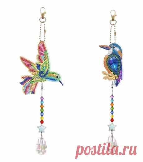 Colgante Atrapasol Pintura Diamante - Pack 2 Pajaros - $ 16.490 !! Somos TELOTENGOEXCLUSIVE !!Características: Pack de 2 colgantes, atrapasol para armar y decorar. Incluye todos los materiales necesario para decorarlo tal cual la imagen de referencia. Material: Acrilico Ideal para colgar en la ventana, jardín, habitación o cualquier espacio de tu hogar.Instrucciones:1. Quita el plástico protector de la lámina con diseño.2. Busca el número o letra en la bolsitas de diamante...