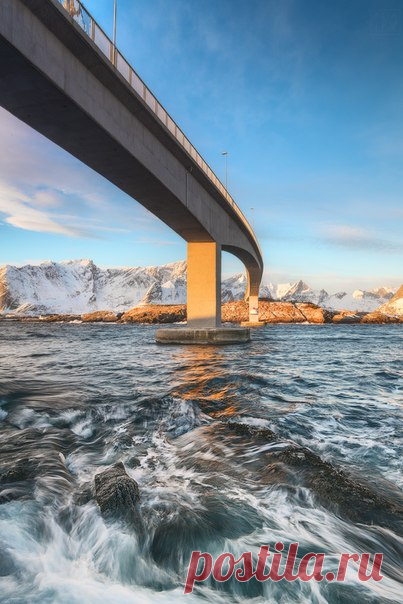 Мост между крошечным городком Рейне и островом Хамнёй в Норвегии. Автор фото – Виктор Иванов: nat-geo.ru/photo/user/342251/
