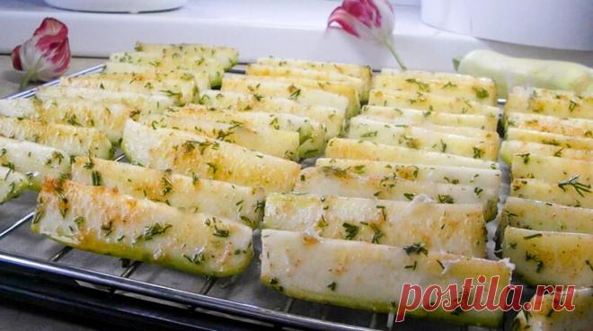 Лучший рецепт кабачков который я пробовала в этом году! Простой рецепт брусочков из кабачков с золотистой корочкой. Это находка для тех кто не любит их жарить и может приготовить кабачки в духовке, по вкусу, даже лучше жаренных. Молодые кабачки нарезаем брусочками длинной около 5 см...