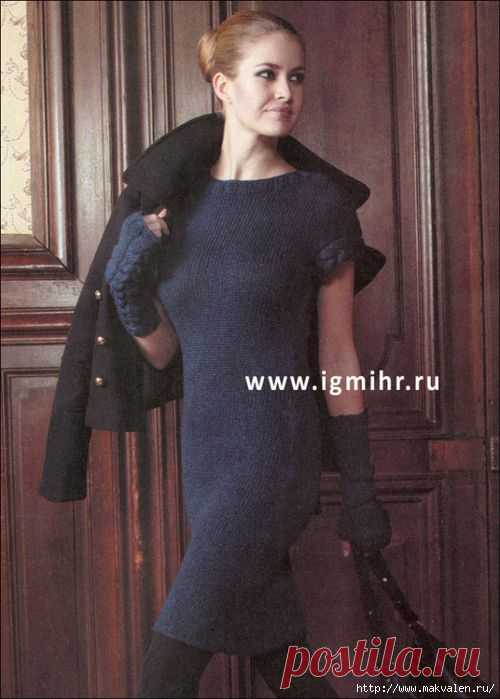 Изящное облегающее платье синего цвета и длинные митенки в тон платью. Спицы